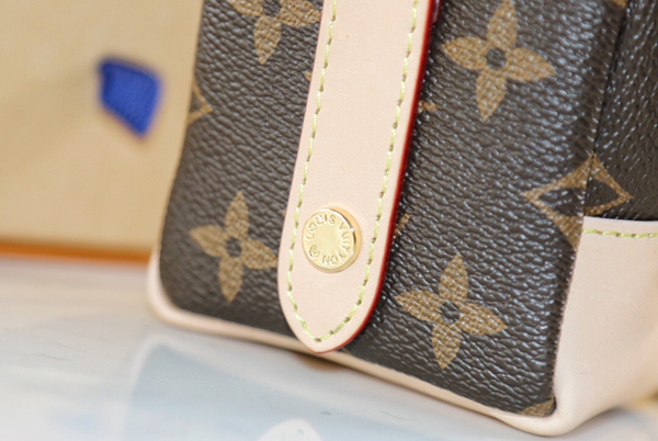 ブランドキーホルダー背面デザイン